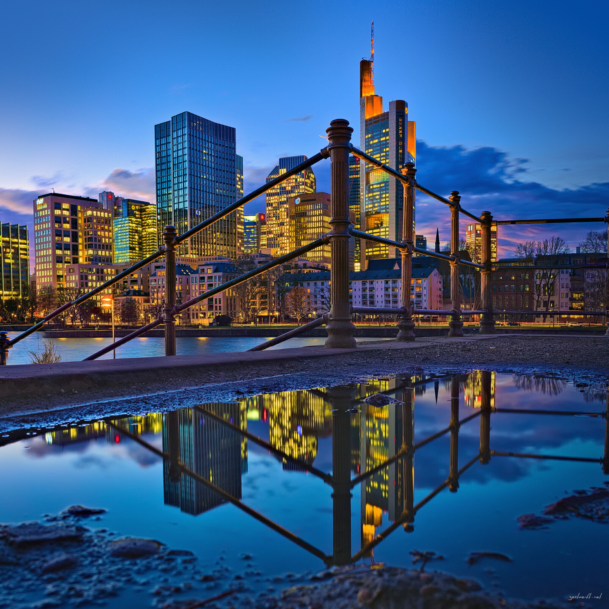 2019-03-07_194423_frankfurt_2019-03-07_194423_a7ii-DSC09010-9011_edit.jpeg